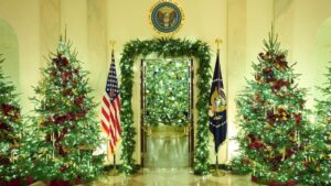 Bà Melania Trump ra mắt trang trí Giáng Sinh tại Tòa Bạch Ốc với chủ đề “Nhà là nơi trái tim thuộc về”