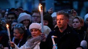 Đối thủ của Thủ tướng Hungary dẫn đầu biểu tình phản đối lạm dụng trẻ em 4 Đối thủ của Thủ tướng Hungary dẫn đầu biểu tình phản đối lạm dụng trẻ em