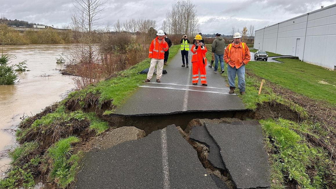 Vỡ đê gần Seattle sau mưa lớn, hàng ngàn người đối mặt cảnh báo lũ 1