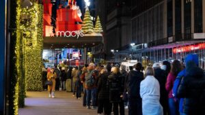 Tâm lý tiêu dùng Mỹ cải thiện nhưng vẫn ảm đạm