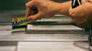Tạm biệt MetroCard: Hệ thống tàu điện ngầm New York chuyển sang thanh toán ‘chạm-và-đi’