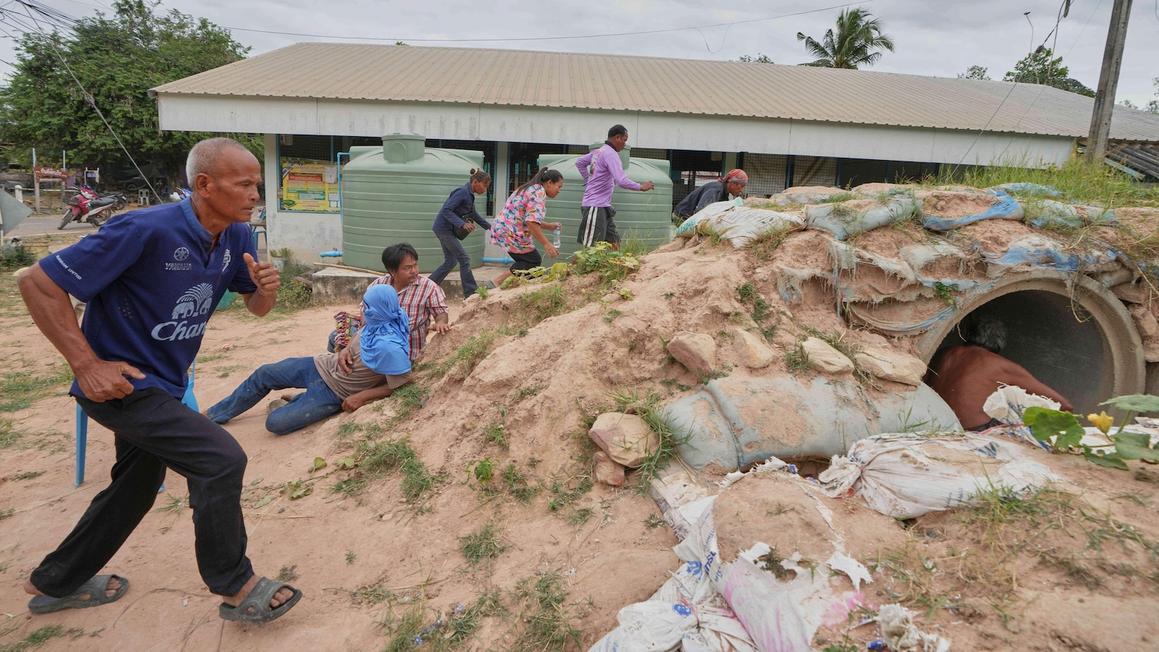 Xung đột Thái-Campuchia tiếp diễn, bất chấp tuyên bố ngừng bắn của Tổng Thống Donald Trump 1