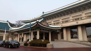 Tổng thống Hàn Quốc trở lại Phủ Tổng thống sau khi người tiền nhiệm bị phế truất