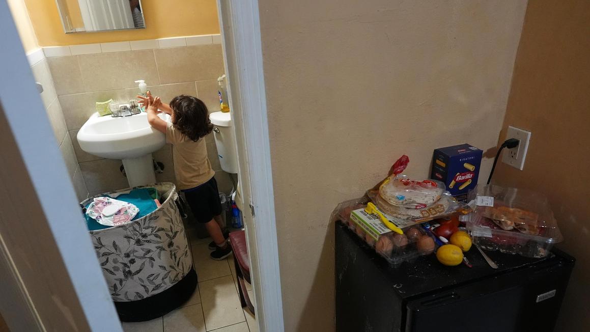 Những gia đình bị chia ly sau hành trình di cư đầy đau khổ 1