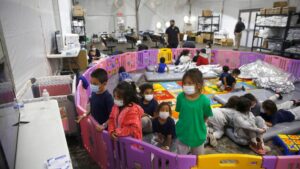 Sở Di Trú Mỹ Thừa Nhận Giam Giữ Trẻ Em Vượt Quá Giới Hạn