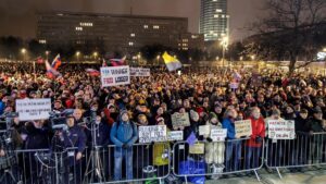 Hàng ngàn người biểu tình phản đối Thủ tướng Slovakia Fico 20 Hàng ngàn người biểu tình phản đối Thủ tướng Slovakia Fico