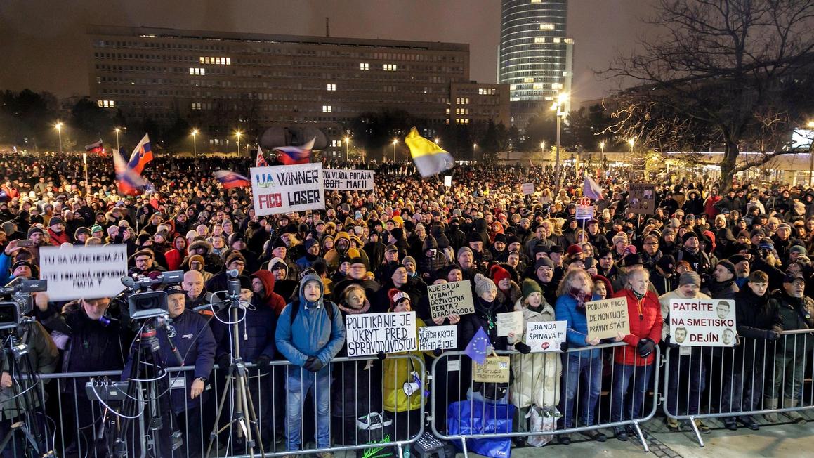 Hàng ngàn người biểu tình phản đối Thủ tướng Slovakia Fico 1