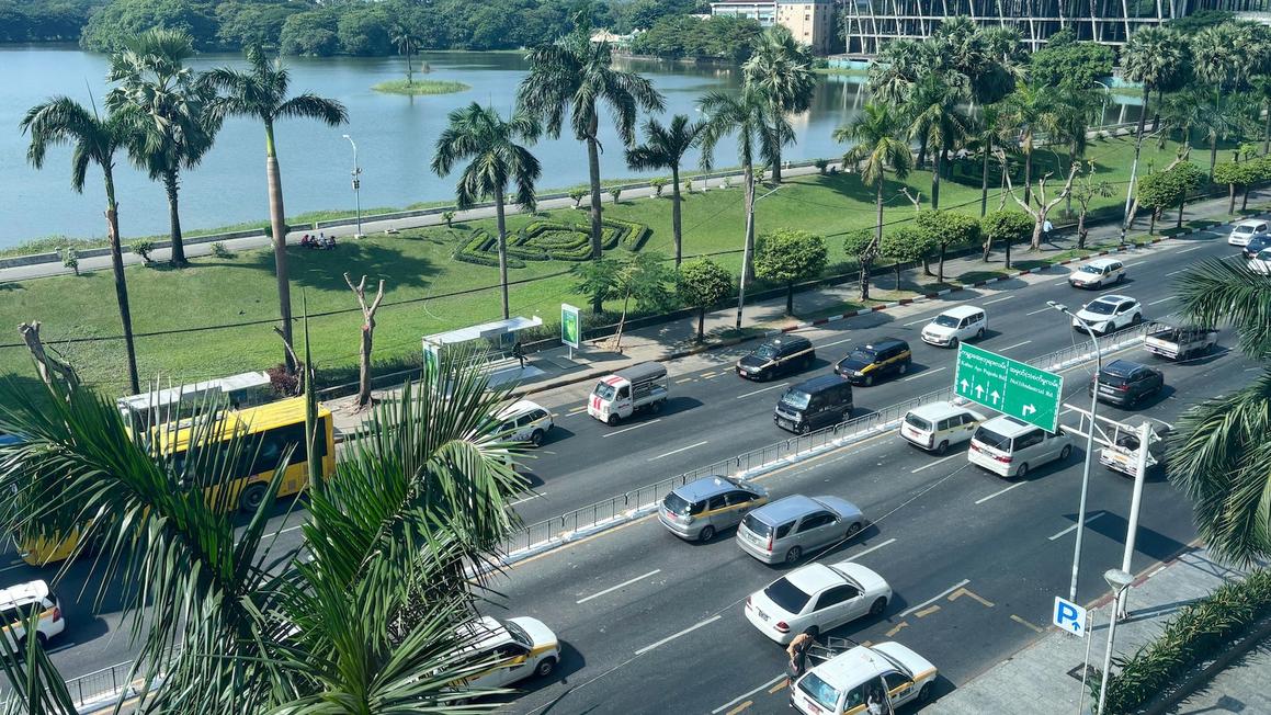 Người Miến Điện biểu tình phản đối cuộc bầu cử do quân đội hậu thuẫn 1