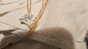 Cảnh sát thu hồi mặt dây chuyền Fabergé sau 6 ngày chờ đợi vật chứng trồi ra