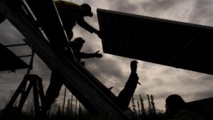 Chính Sách Năng Lượng Gặp Khó Khăn Dưới Thời Tổng Thống Donald Trump, Nhưng Giới Chuyên Gia Vẫn Lạc Quan