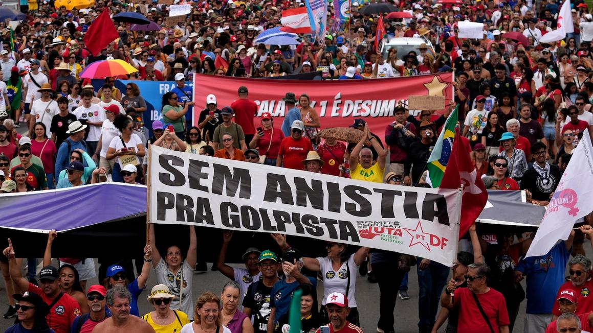 Hàng chục ngàn người Brazil biểu tình phản đối việc giảm án cho cựu Tổng Thống Bolsonaro 1