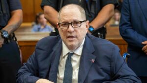 Chị gái của người tố cáo Harvey Weinstein kiện em gái vì tội phỉ báng