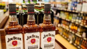 Tương lai ảm đạm cho ngành rượu bourbon khi Jim Beam đóng cửa nhà máy chưng cất ở Kentucky