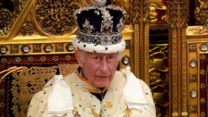 Biểu tình ở Tháp London: Ném đồ ăn vào vương miện kim cương 5 Biểu tình ở Tháp London: Ném đồ ăn vào vương miện kim cương