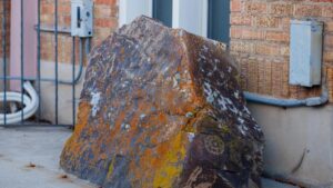 Tảng đá thiêng có khắc chữ cổ trở về với bộ tộc Shoshone sau 14 năm