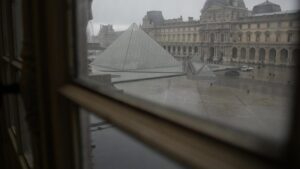 Kẻ trộm Louvre tẩu thoát trong gang tấc, theo điều tra của Thượng Viện 21 Kẻ trộm Louvre tẩu thoát trong gang tấc, theo điều tra của Thượng Viện