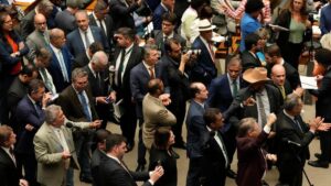 Dự luật giảm án cho cựu Tổng Thống Bolsonaro được thông qua tại Brazil 11 Dự luật giảm án cho cựu Tổng Thống Bolsonaro được thông qua tại Brazil