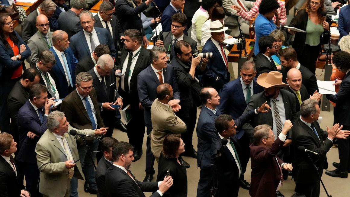 Dự luật giảm án cho cựu Tổng Thống Bolsonaro được thông qua tại Brazil 1