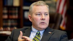 Tổng chưởng lý Arkansas muốn người được Tổng Thống Donald Trump ân xá phải thi hành án