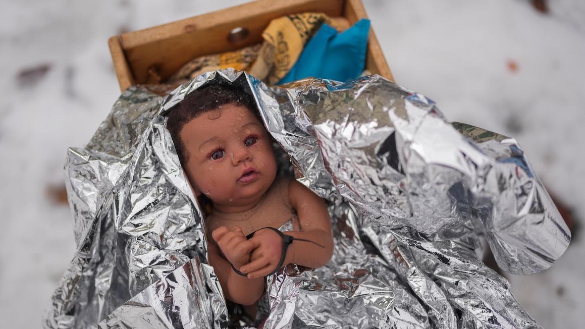 Cảnh Giáng Sinh gây tranh cãi: Dùng thắt lưng nhựa, mặt nạ phòng độc để phản đối chính sách di trú 1