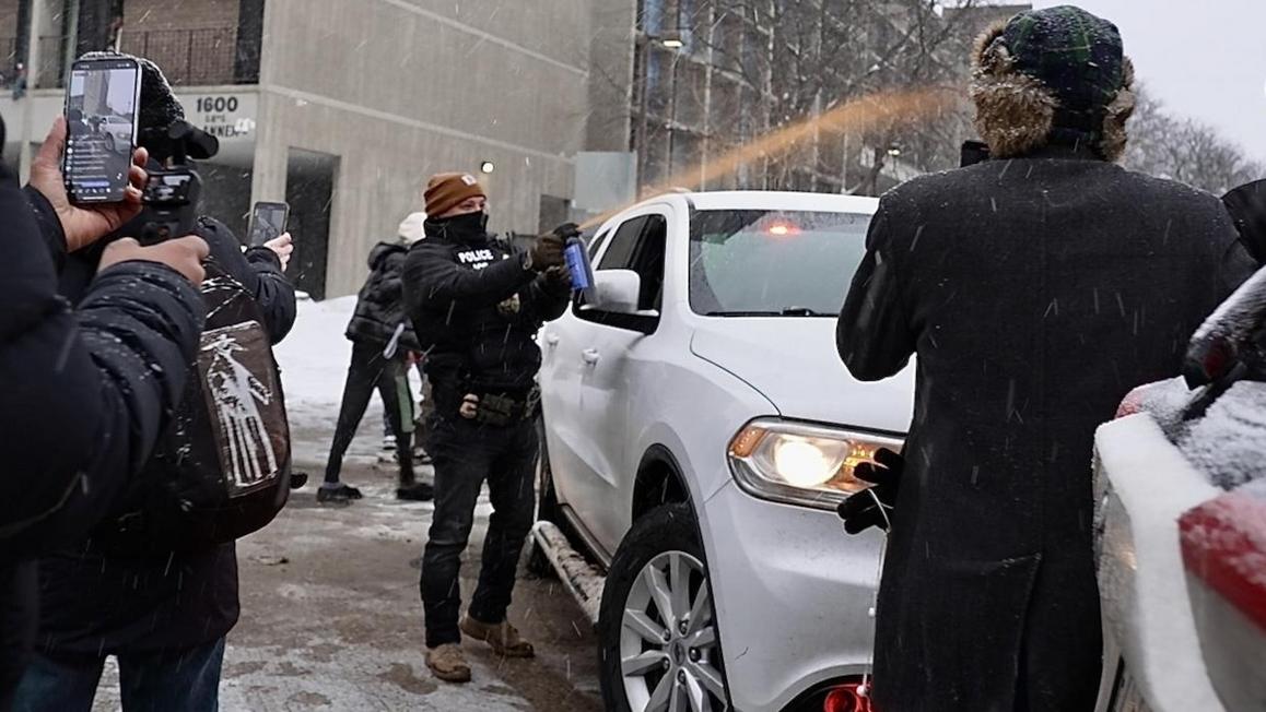 Cảnh sát trưởng Minneapolis chỉ trích chiến thuật của ICE sau vụ đụng độ với người biểu tình 1