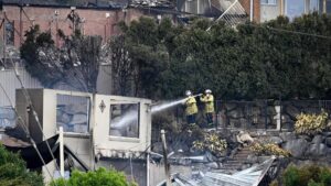 Cháy rừng ở Úc: Lính cứu hỏa thiệt mạng, 40 nhà bị thiêu rụi 4 Cháy rừng ở Úc: Lính cứu hỏa thiệt mạng, 40 nhà bị thiêu rụi