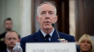 Thượng nghị sĩ tạm dừng đề cử Tư lệnh Cảnh sát Biển vì chính sách về biểu tượng thù hận