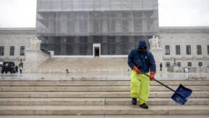 Tòa Tối Cao xem xét yêu cầu của Tổng Thống Donald Trump về việc sa thải quan chức 17 Tòa Tối Cao xem xét yêu cầu của Tổng Thống Donald Trump về việc sa thải quan chức