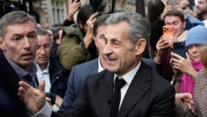 Cựu Tổng Thống Pháp Sarkozy kể về những ngày trong tù 13 Cựu Tổng Thống Pháp Sarkozy kể về những ngày trong tù