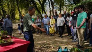 Các nhóm nhỏ tại Mỹ nỗ lực giảm bớt sự cô lập xã hội 36 Các nhóm nhỏ tại Mỹ nỗ lực giảm bớt sự cô lập xã hội