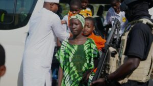 Gia đình Nigeria đoàn tụ với học sinh bị bắt cóc