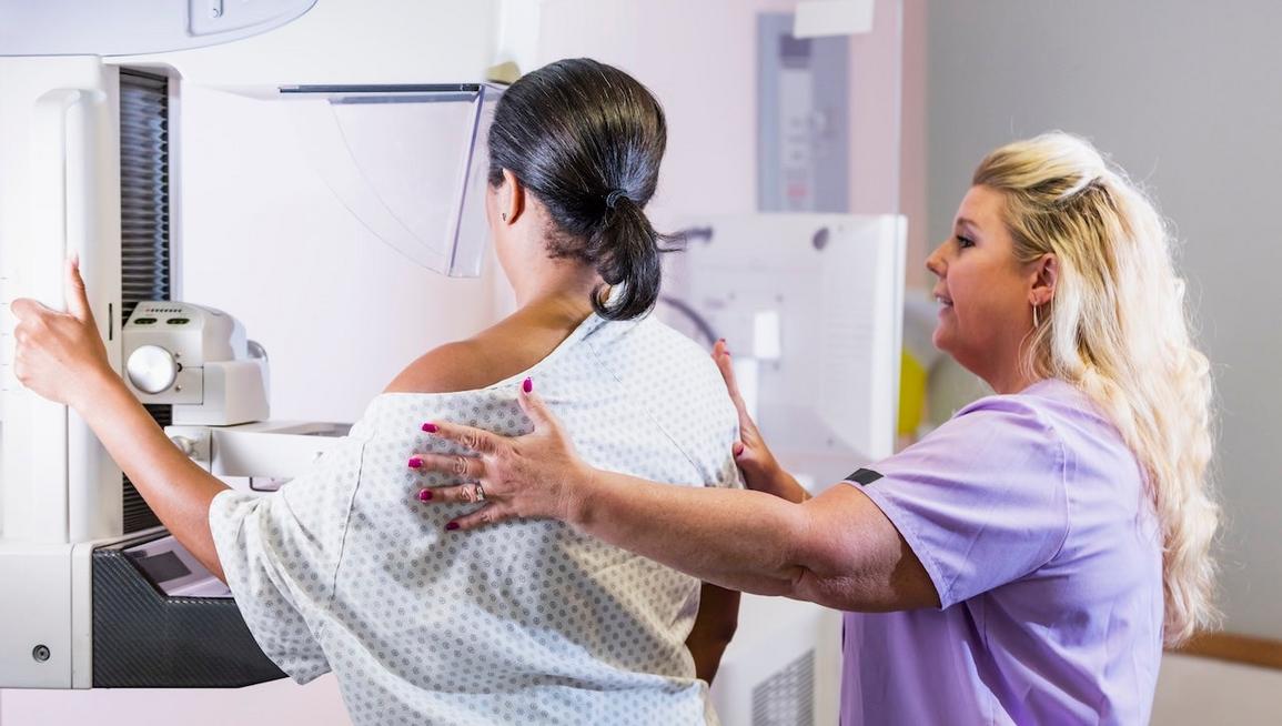 Nghiên cứu mới: Có nên xét nghiệm ung thư vú hàng năm? 1 woman getting mammogram