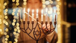 Tiến sĩ Marc Siegel: Tất cả chúng ta cần ánh sáng và phép lạ của Lễ Hanukkah ngay lúc này