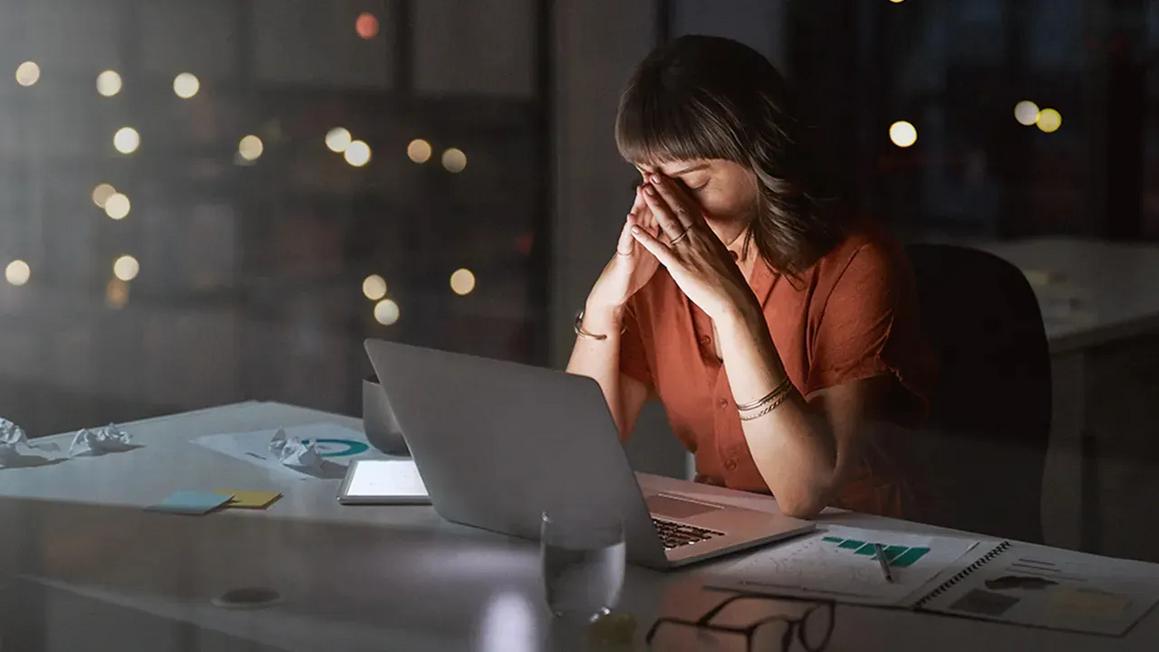 Tại sao bạn kiếm được sáu con số mà vẫn sống 'vật vờ'? 1 woman stressed work at night