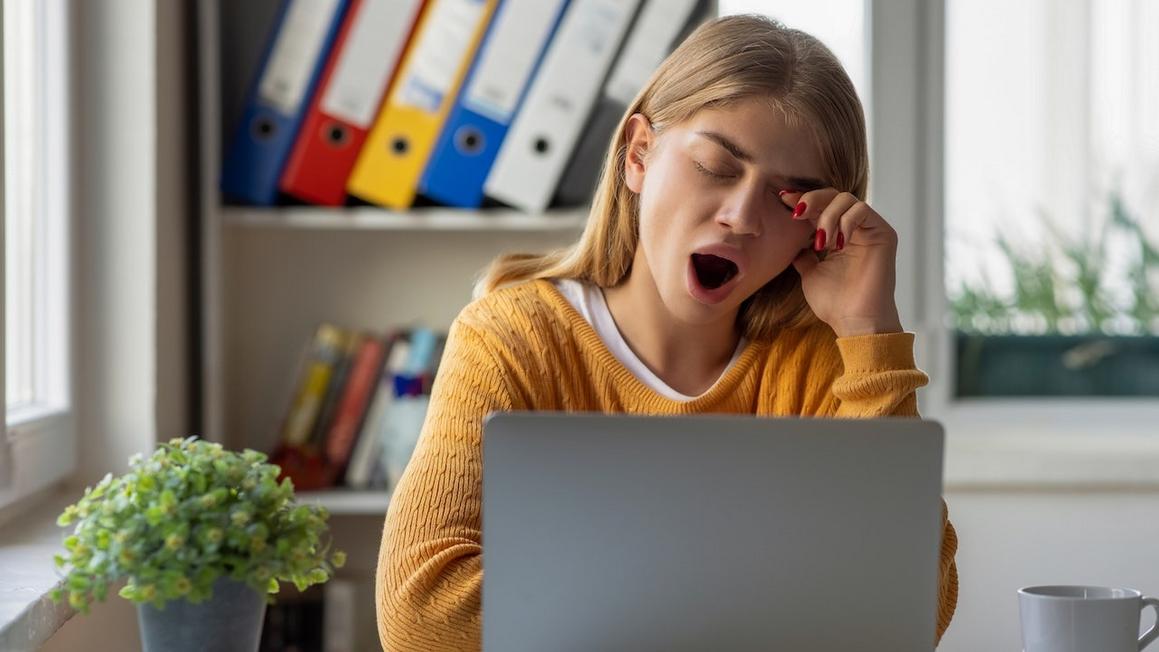 Thiếu ngủ liên quan đến rủi ro sức khỏe nghiêm trọng 1 woman tired at work