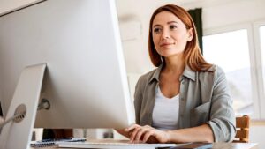 Bản tin AI: Làm sao để sống với AI mà không mất đi tính người?