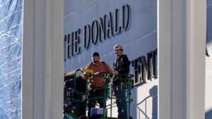 Tên Tổng Thống Trump được gắn lên Trung Tâm Kennedy