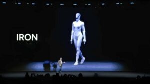 Robot Gây Sốc Khi Lộ Diện Cơ Chế Bên Trong Trên Sân Khấu