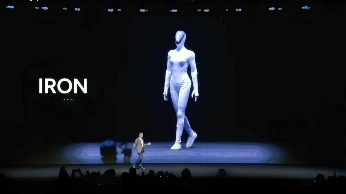 Robot Gây Sốc Khi Lộ Diện Cơ Chế Bên Trong Trên Sân Khấu 1 xpeng humanoid robot