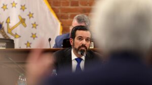 Đại học Brown Thuê Cựu Biện lý Hoa Kỳ Vụ Nổ súng Trong Trường