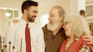 Dân biểu Zohran Mamdani và diễn viên Mandy Patinkin cùng nhau mừng Lễ Hanukkah