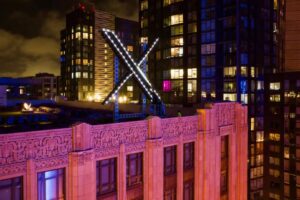 California Điều Tra Công Ty AI của Elon Musk về Nội Dung Nhạy Cảm