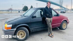 Xe hơi độc đáo ‘nửa Mỹ, nửa Canada’ gây chú ý