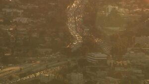 Tai nạn xe đầu kéo và tràn dầu gây ách tắc giao thông trên xa lộ 101 ở East Hollywood 32 Tai nạn xe đầu kéo và tràn dầu gây ách tắc giao thông trên xa lộ 101 ở East Hollywood