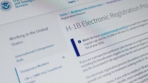 Quyết định đóng băng visa H-1B của Thống đốc Texas có thể ảnh hưởng Trung tâm Y tế Texas