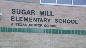 Phụ Huynh, Học Sinh Biểu Tình Phản Đối Đề Xuất Đóng Cửa Trường Học