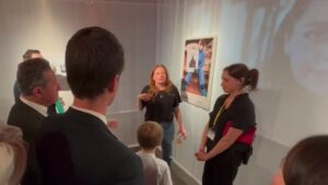 Triển lãm tưởng niệm biến nỗi đau của người sống sót sau hỏa hoạn thành nghệ thuật 19 Triển lãm tưởng niệm biến nỗi đau của người sống sót sau hỏa hoạn thành nghệ thuật