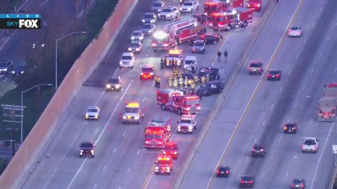 Tai nạn 5 xe trên Xa lộ 170 hướng Nam ở Studio City gây tắc đường nghiêm trọng 1 170 freeway crash