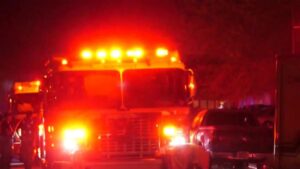 Lính cứu hỏa bị thương trong khi chữa cháy nhà ở Bắc Harris County