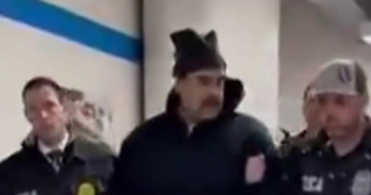 Video cho thấy ông Maduro bị bắt giữ ở New York 1 1767530783152 f vert brk tdy maduro custody 260104 720x1280